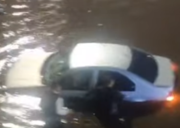 Caos en la movilidad de Bogotá por intenso aguacero. Hay vehículos semisumergidos por las inundaciones