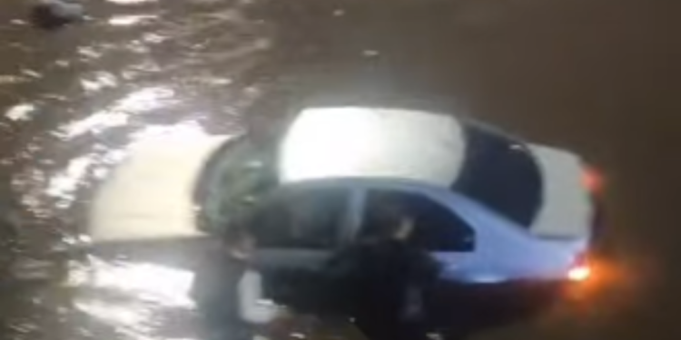 Caos en la movilidad de Bogotá por intenso aguacero. Hay vehículos semisumergidos por las inundaciones