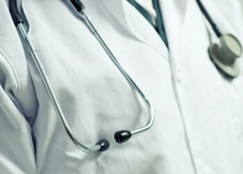 Condenan a once médicos por títulos falsos en cirugía plástica