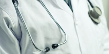 Condenan a once médicos por títulos falsos en cirugía plástica