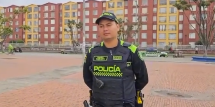 Habla policía que salvó a mujer de ahogarse en humedal Juan Amarillo: "Pensé en mi abuela"