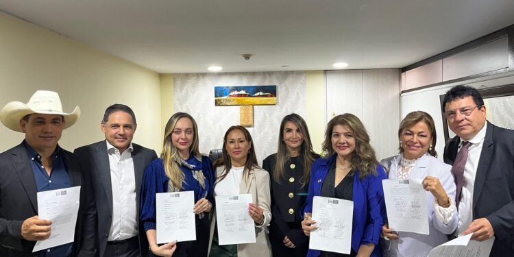 La reforma laboral se queda sin oxígeno en el Congreso: Petro lanza advertencias al Legislativo