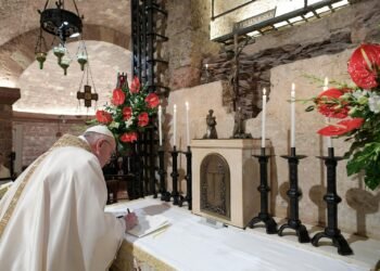 Reporte esperanzador: el Papa presenta una “leve mejoría”