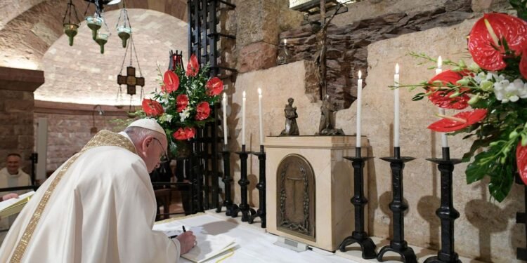 Reporte esperanzador: el Papa presenta una “leve mejoría”