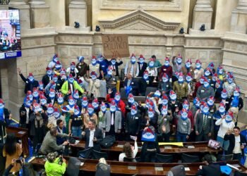 “Los Pitufos” se toman el Congreso para anunciar moción de censura contra Benedetti