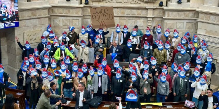 “Los Pitufos” se toman el Congreso para anunciar moción de censura contra Benedetti