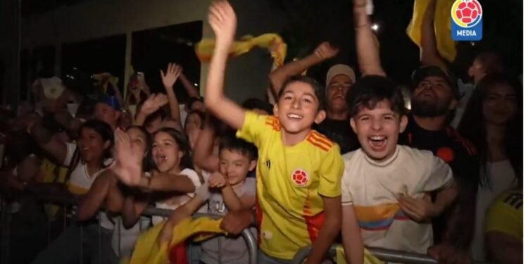 La noche antes del compromiso de eliminatorias, los fanáticos de la ‘tricolor’ se hicieron sentir en Brasilia apoyando al equipo.