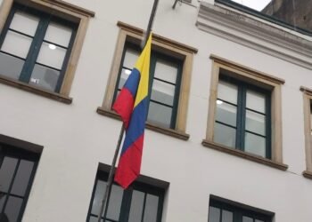 Con la bandera a media asta, Colombia dice adiós al Papa de la esperanza y de la paz