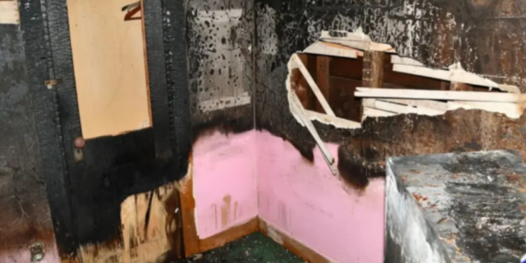 Hombre estuvo encerrado por 20 años en una habitación: padre y madrastra lo secuestraron