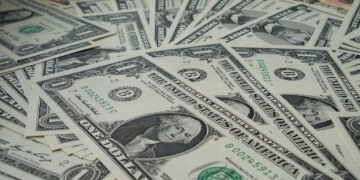 Se estremecen los mercados del mundo por los aranceles de Trump: el dólar se trepa en Colombia