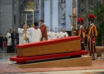 En una mística ceremonia, fue cerrado el ataúd del papa Francisco