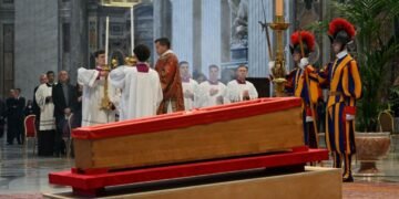 En una mística ceremonia, fue cerrado el ataúd del papa Francisco