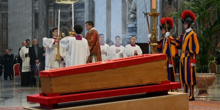 En una mística ceremonia, fue cerrado el ataúd del papa Francisco