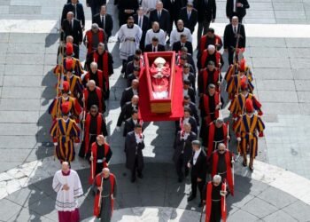 El papa Francisco se reencuentra con los fieles: así fue el traslado del cuerpo a la Basílica de San Pedro