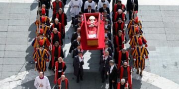 El papa Francisco se reencuentra con los fieles: así fue el traslado del cuerpo a la Basílica de San Pedro