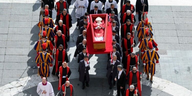 El papa Francisco se reencuentra con los fieles: así fue el traslado del cuerpo a la Basílica de San Pedro
