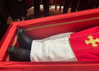 Francisco fue enterrado con sus zapatos de caminante