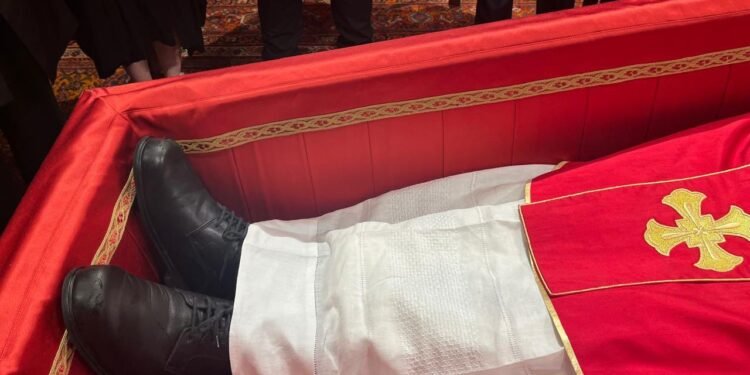 Francisco fue enterrado con sus zapatos de caminante