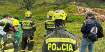 Un muerto y un menor desaparecido tras fuertes lluvias en Medellín; aeropuerto también resultó afectado