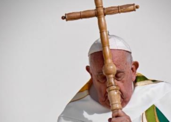 A sus 88 años, 12 de ellos en la Silla de San Pedro, el pontífice falleció tras problemas respiratorios. Será recordado por su sencillez, por ser el primer papa latinoamericano y por sus intentos de reformar la Iglesia católica.