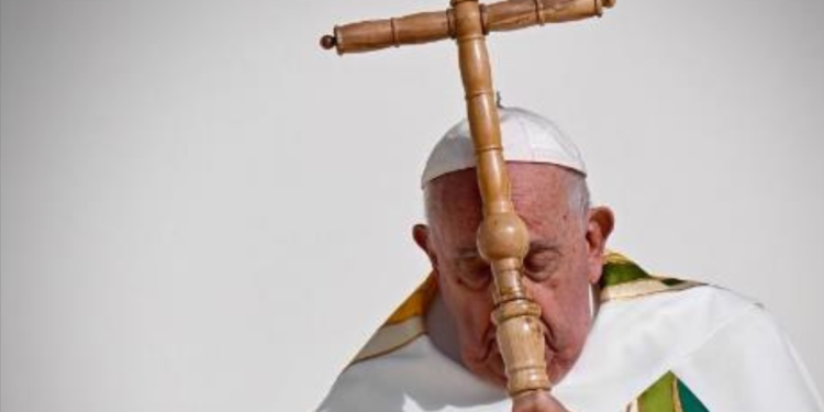 A sus 88 años, 12 de ellos en la Silla de San Pedro, el pontífice falleció tras problemas respiratorios. Será recordado por su sencillez, por ser el primer papa latinoamericano y por sus intentos de reformar la Iglesia católica.