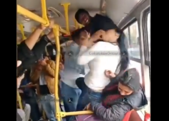 Se agarraron a golpes en bus de Transmilenio: bochornoso episodio quedó en video