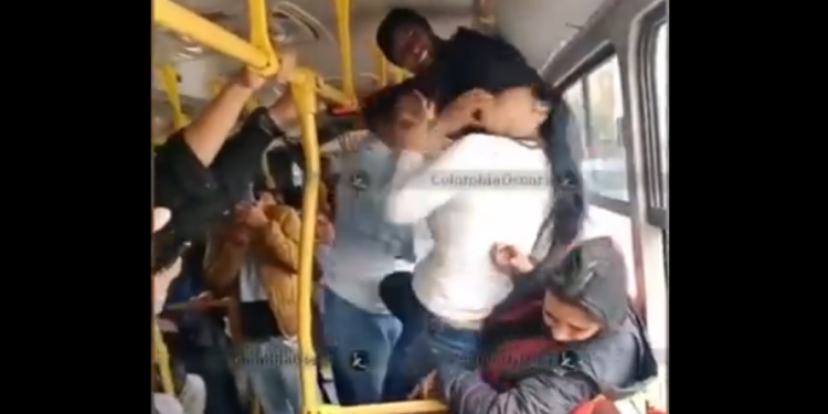 Se agarraron a golpes en bus de Transmilenio: bochornoso episodio quedó en video
