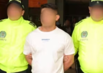 En video quedó grabado uniformado que robaba equipajes en aeropuerto El Dorado de Bogotá