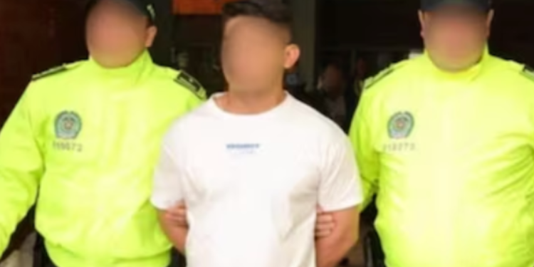 En video quedó grabado uniformado que robaba equipajes en aeropuerto El Dorado de Bogotá