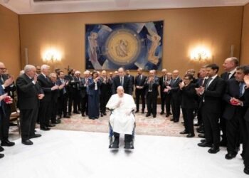 El papa Francisco se reencuentra con el personal médico que salvaguardó su vida