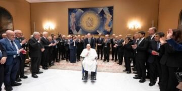 El papa Francisco se reencuentra con el personal médico que salvaguardó su vida
