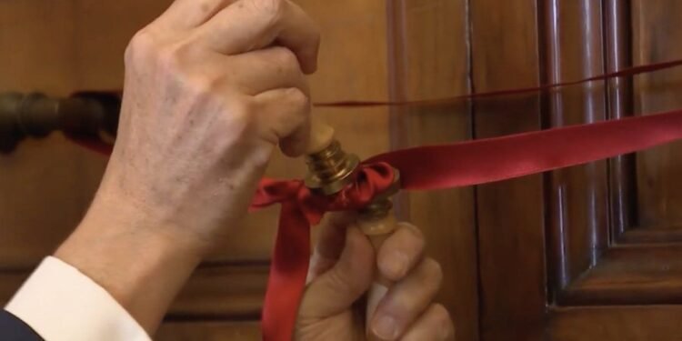 Sellan los apartamentos papales e inicia el periodo de sede vacante, mientras se elige el nuevo pontífice