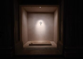 Los fieles ya visitan la tumba del papa Francisco