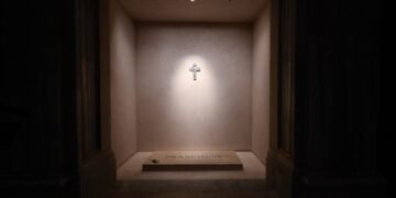 Los fieles ya visitan la tumba del papa Francisco