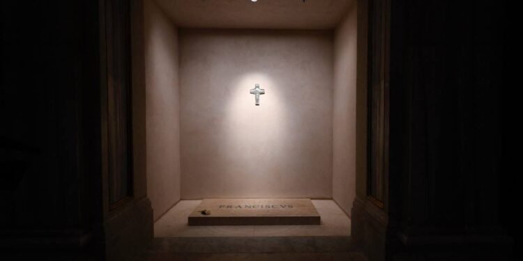 Los fieles ya visitan la tumba del papa Francisco