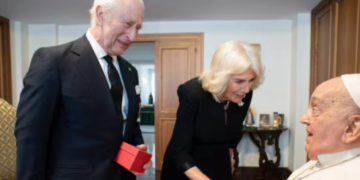 Vaticano publica foto del papa Francisco sin oxígeno, en compañía de los reyes Carlos y Camila