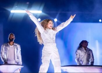 Shakira se reivindica con Chile y deslumbra en primer concierto en Santiago