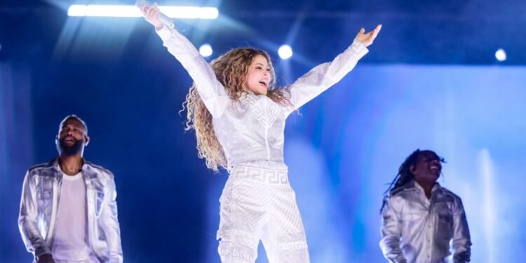 Shakira se reivindica con Chile y deslumbra en primer concierto en Santiago