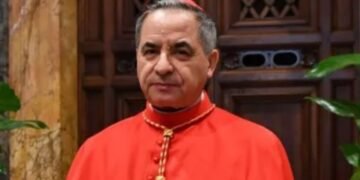 Cardenal Angelo Becciu, al que papa Francisco quitó privilegios, desiste de participar en el cónclave