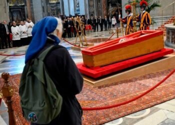 “La niña rebelde”: esta es la monja amiga del papa Francisco que rompió el protocolo para despedirlo