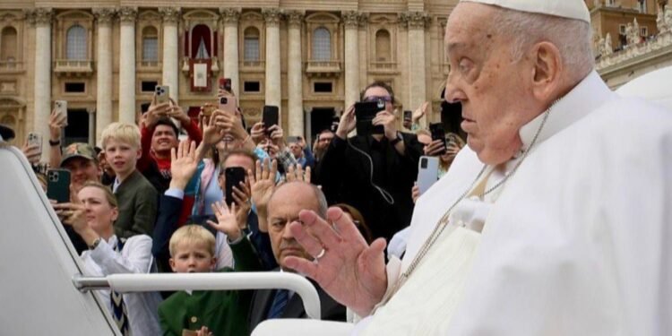 Así fueron las últimas horas del papa Francisco: alcanzó a darle las gracias al enfermero que lo cuidó con amor