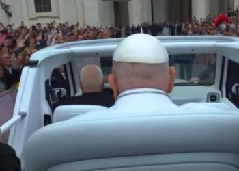 La incomodidad de Francisco en el papamóvil que pasó desapercibida este domingo: ¿tenía un dolor fuerte?