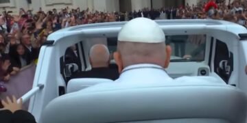 La incomodidad de Francisco en el papamóvil que pasó desapercibida este domingo: ¿tenía un dolor fuerte?