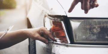 Taxista atacó a mujer en vía de Sabaneta: le destrozó el carro a golpes y huyó