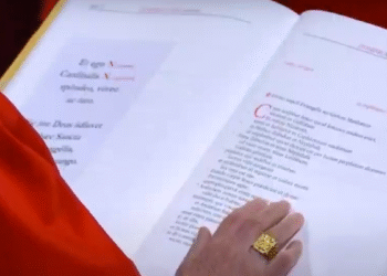 Con la mano sobre la biblia, los 133 cardenales hicieron un juramento sagrado al iniciar el cónclave