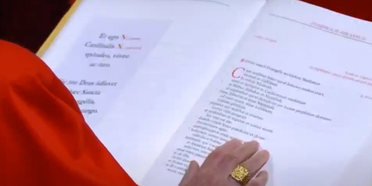 Con la mano sobre la biblia, los 133 cardenales hicieron un juramento sagrado al iniciar el cónclave