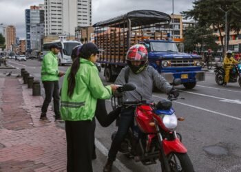 ¡Ojo con las multas por invadir carril preferencial de la carrera séptima! La alcaldía endurece controles