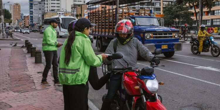¡Ojo con las multas por invadir carril preferencial de la carrera séptima! La alcaldía endurece controles