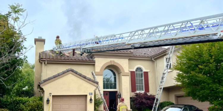Accidente de avioneta en zona residencial de California deja a dos personas muertas