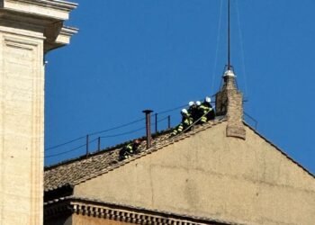 Ya se instaló la chimenea que anunciará al nuevo papa